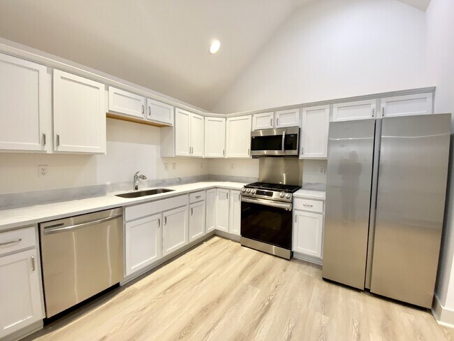 Building Photo - One Bedoom w/ Office Space, In the Heart of Old Town Bluffton!