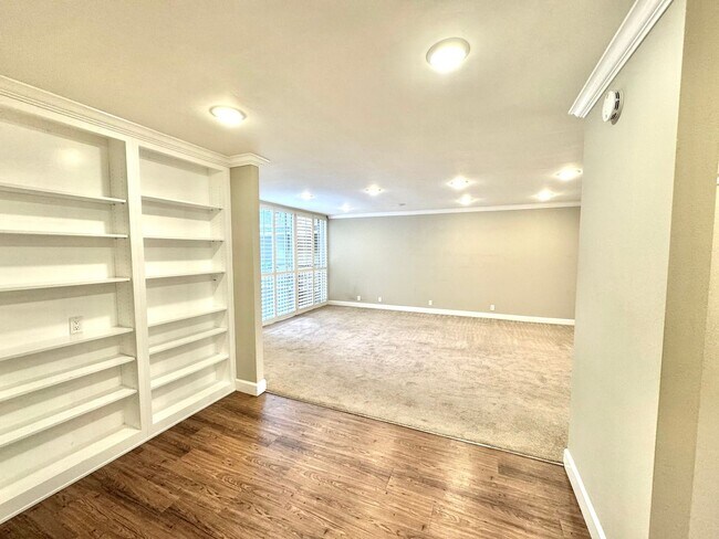 Building Photo - Must See! Beautiful 2 Bed / 2 Bath in La J...