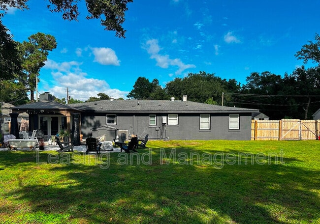 Building Photo - 823 Jordan St