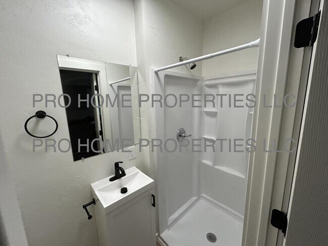 Building Photo - 400 Walton Ave