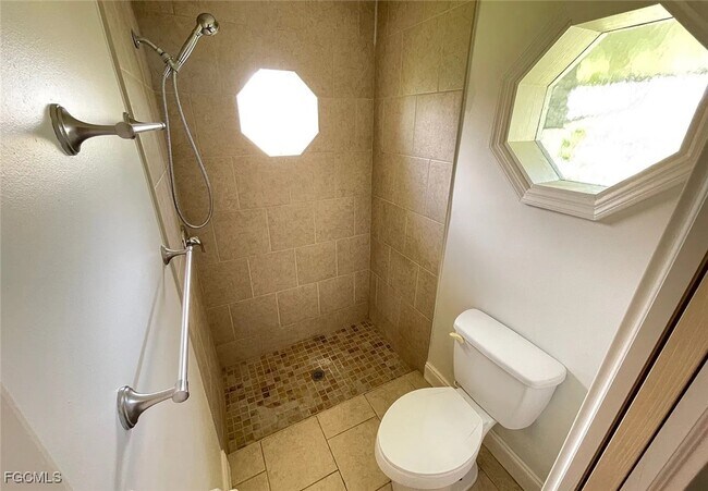 Building Photo - 919 SE 21st Ln