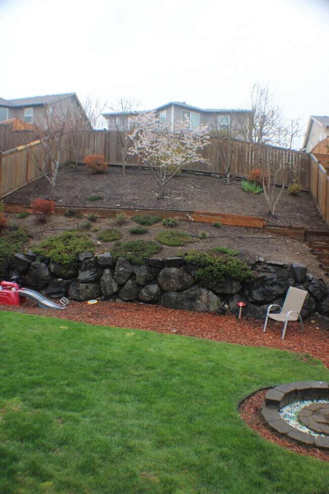 Building Photo - 450 NW Nesvik Way