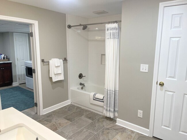 Building Photo - Knoxville 37914 - FULLY FURNISHED! 3 bedroom, 2 bath home - SHORT TERM LEASE AVAILABLE - Contact ...