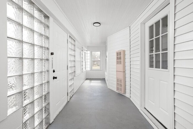 Building Photo - Remodeled 3 Bed 2 Full Bath Within Walking...