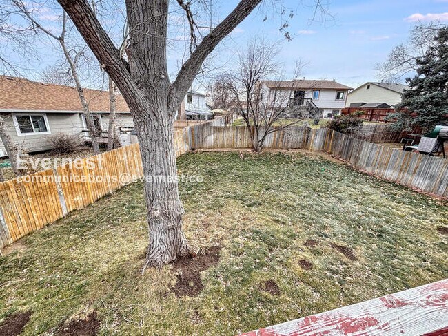 Building Photo - 4 Bed/2 Bath Home with Fenced Yard & Garage / Available Now!