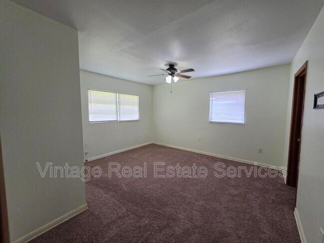 Building Photo - 1103 N Crystal Terrace