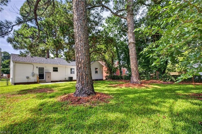 Building Photo - 31 Greenbrier Rd