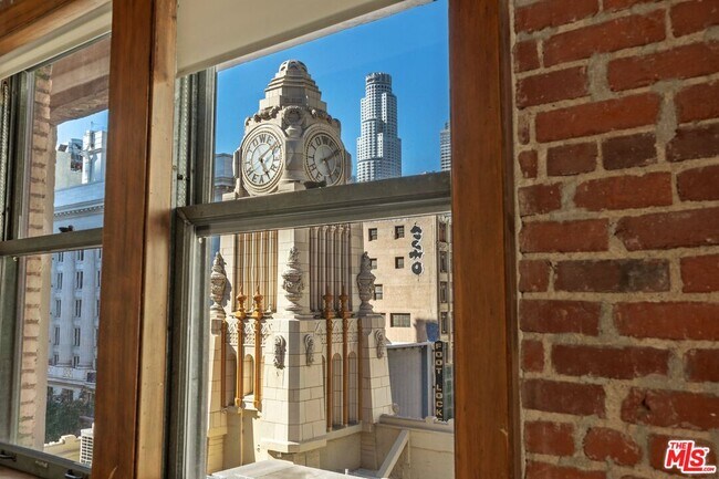 Building Photo - 808 S Broadway
