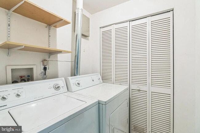 Building Photo - Charming townhouse on Metro bus line, shor...