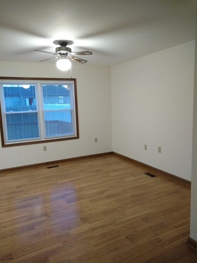 Building Photo - 557 Eagle Dr
