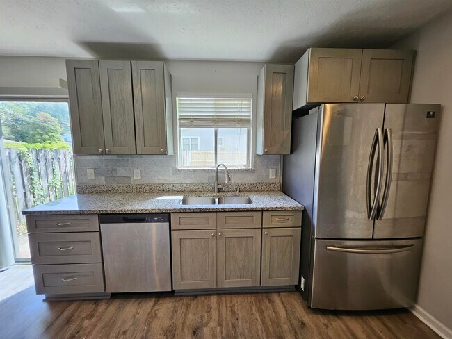 Building Photo - 3235 Springdale Dr