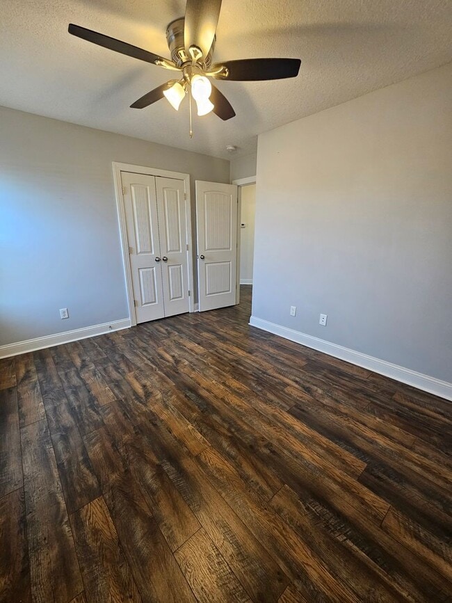 Building Photo - Spacious 3 Bedroom 2 Bathroom Home on Half...