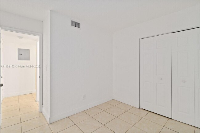 Building Photo - 1095 W 77th St