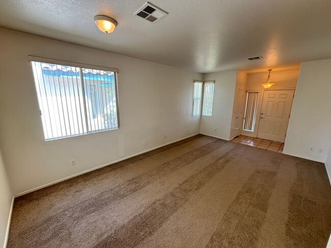 Building Photo - Beautiful 3Bed/2Bath Single Story Home loc...