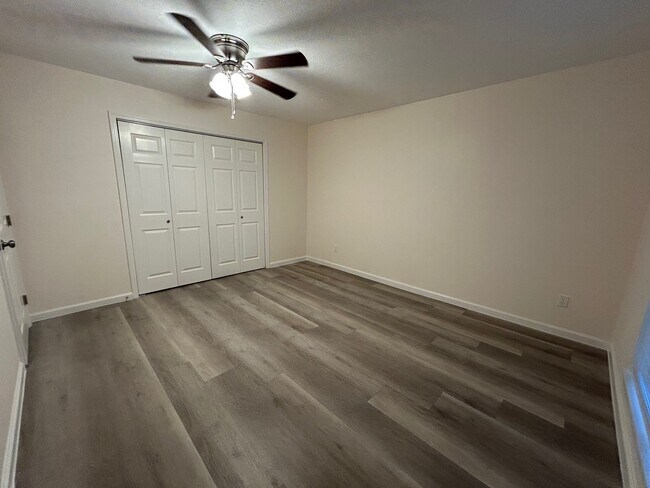 Building Photo - 3210 Valley Brook Dr