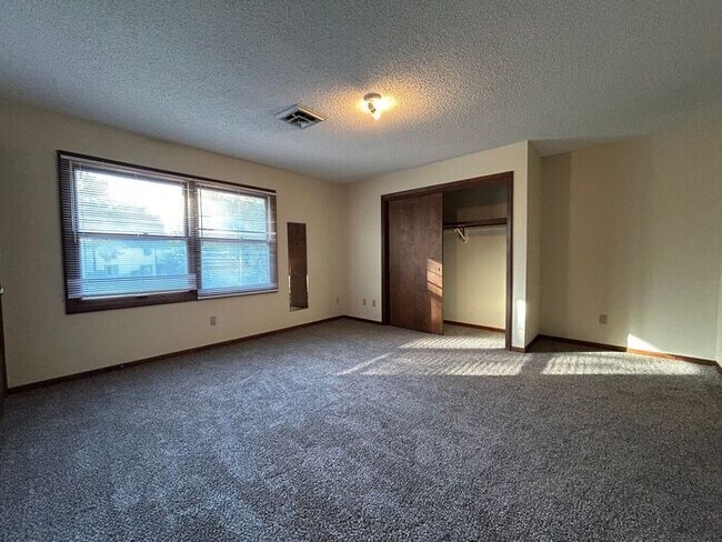 Building Photo - $1,700 | 2 Bedroom, 2.5 Bathroom Duplex | ...