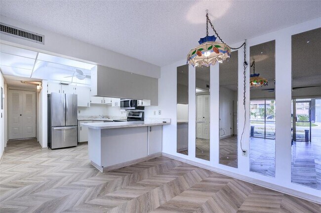 Building Photo - 2300 Aaron St