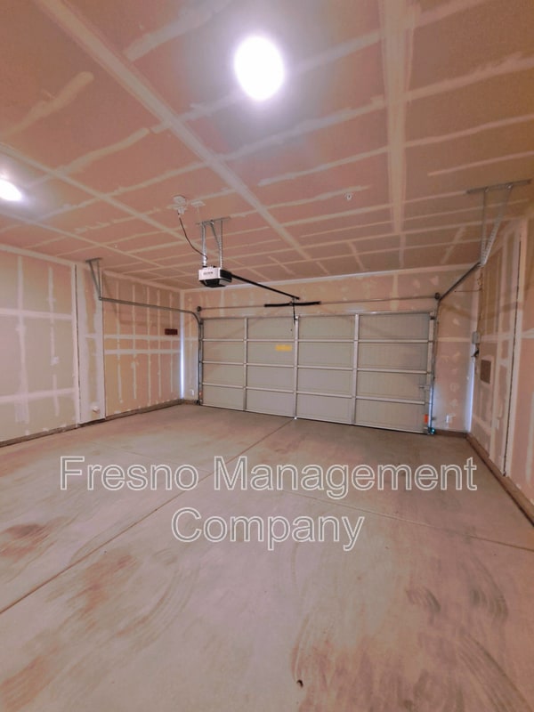 Building Photo - 911 Blue Oak Lane W