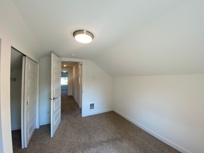 Building Photo - Vintage University Place Four Bedroom