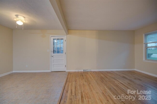Building Photo - 421 E McLelland Ave