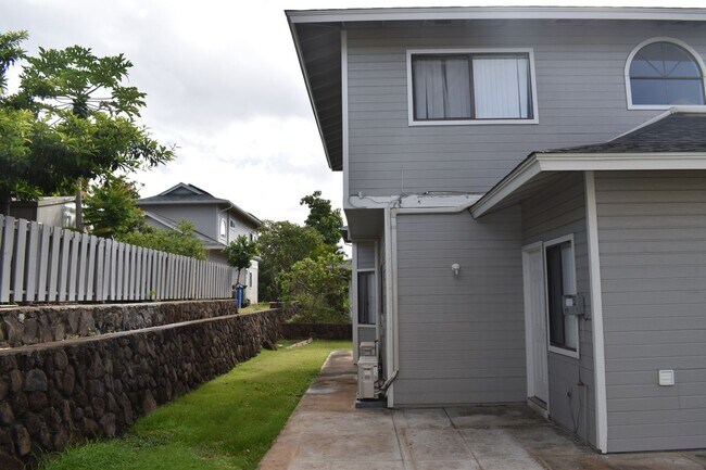 Building Photo - 3/2.5 West Loch Estates Single Family Home