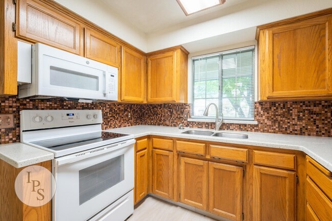 Building Photo - N.E. Fresno Home, 3BR/2BA, Blt 1988, POOL + Living & Family Rooms - Lots of Amenities!