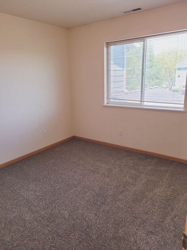 Building Photo - 2 Bedroom With Garage