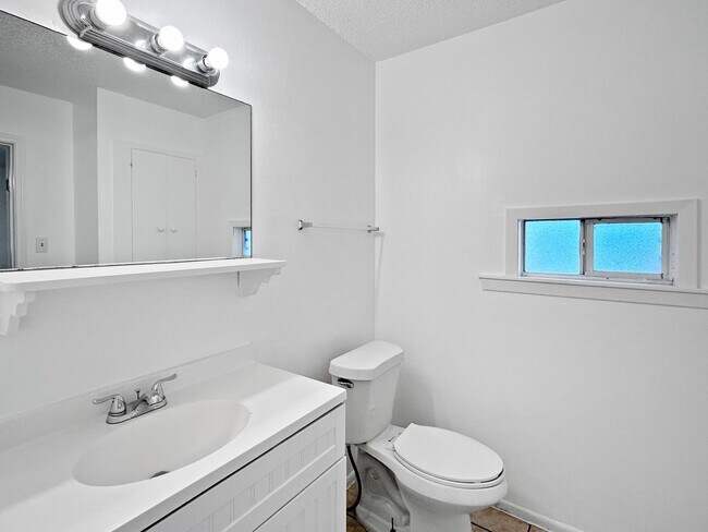 Building Photo - Corner-lot Home / 1.5 Bathroom Home