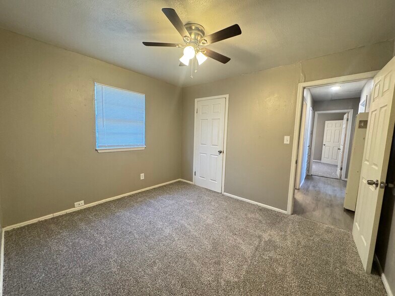 Building Photo - 9111 N Walker Ave