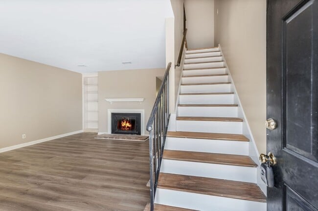 Building Photo - Convenient Brentwood Condo