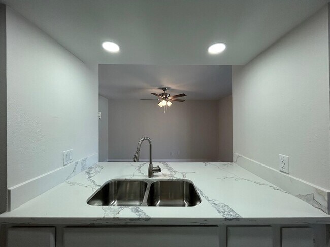 Building Photo - 100 Hillside Rd