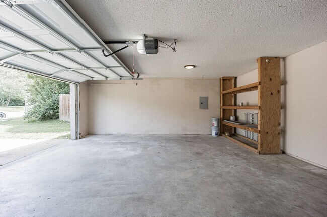 Building Photo - 3/ 2 Home For Rent!