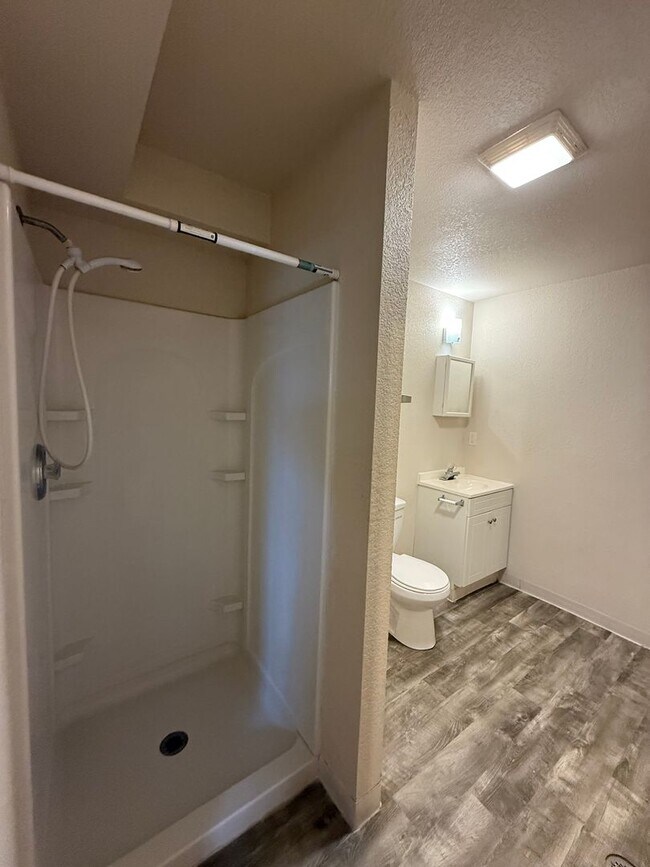 Building Photo - One Bedroom, One-bathroom Apartments Located in Gering!