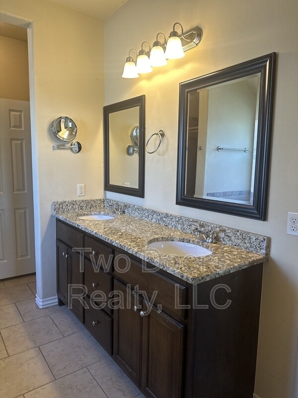 Building Photo - 8113 Waters Edge Way