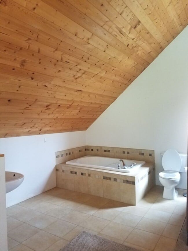 Building Photo - Beautiful home located on Emerald Lake