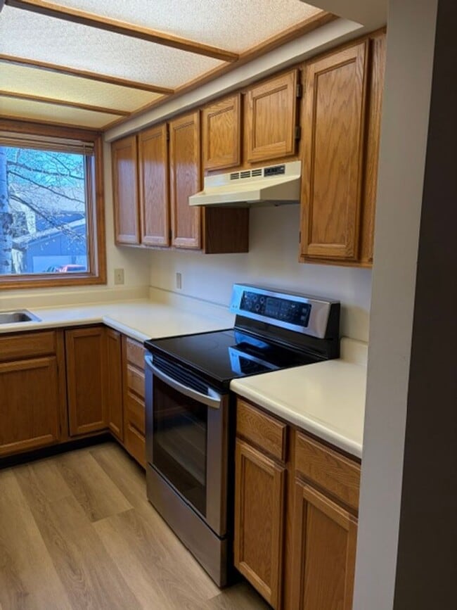 Building Photo - 2 Bedroom 1 Bathroom Condo