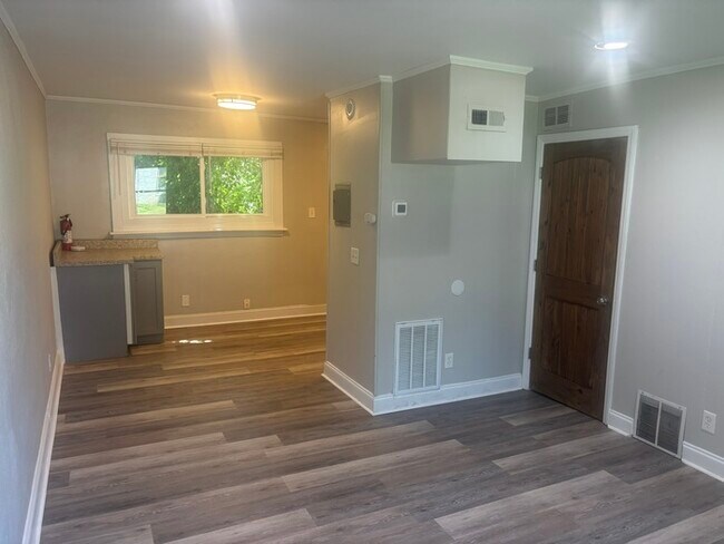 Building Photo - 1/2 off 1st month's rent with a move in date by 8/31/26 - 2 Bedroom 1 Bath End Unit Townhome in C...