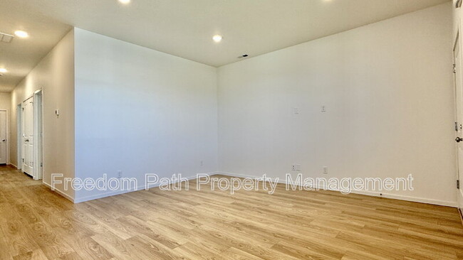 Building Photo - 5304 E Norma Ave