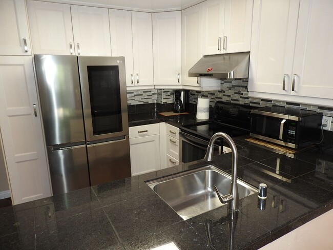 Building Photo - CENTRALLY LOCATED 1 BR CONDO