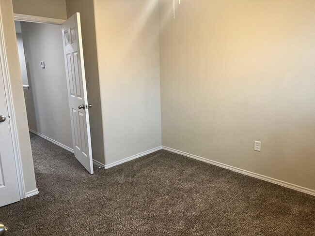Building Photo - Come Home to Comfort & Style in Seguin, TX!