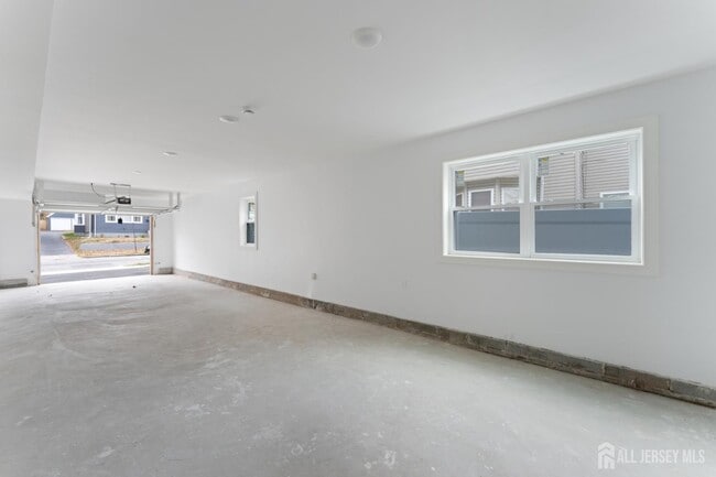 Building Photo - 84 Hollywood Ave