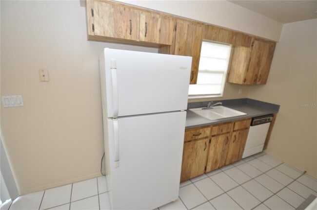 Building Photo - 828 Cinnamon Dr E