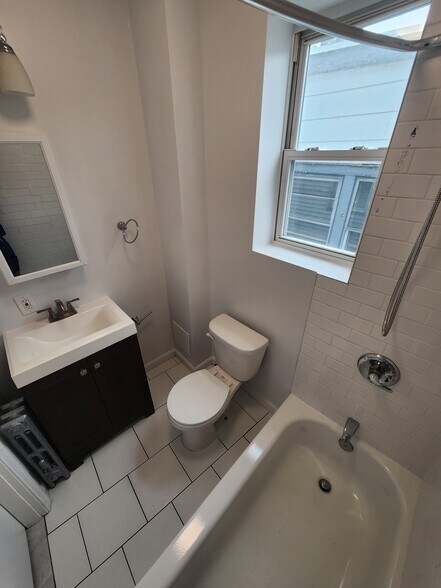 Building Photo - 7 Woodland Ave