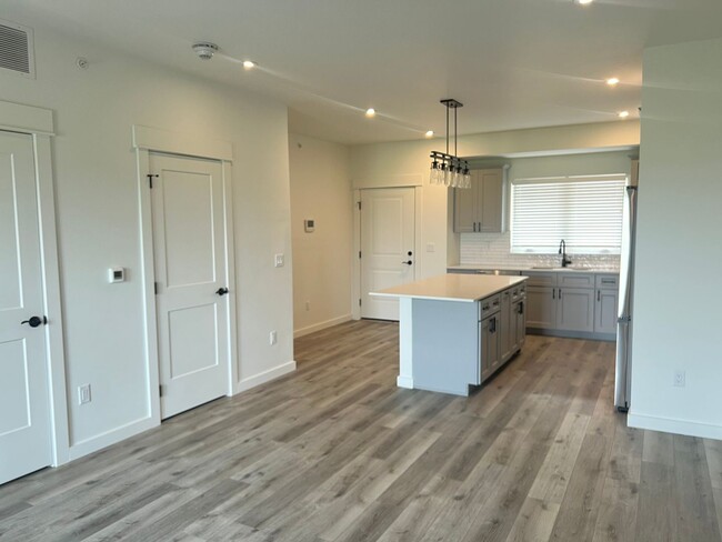 Building Photo - New 2 Bed 2 Bath Condo by MSU