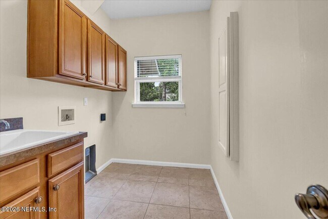 Building Photo - 2662 Country Side Dr