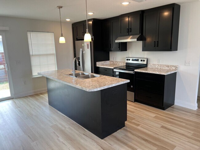 Building Photo - 4 bedroom 2 bath house