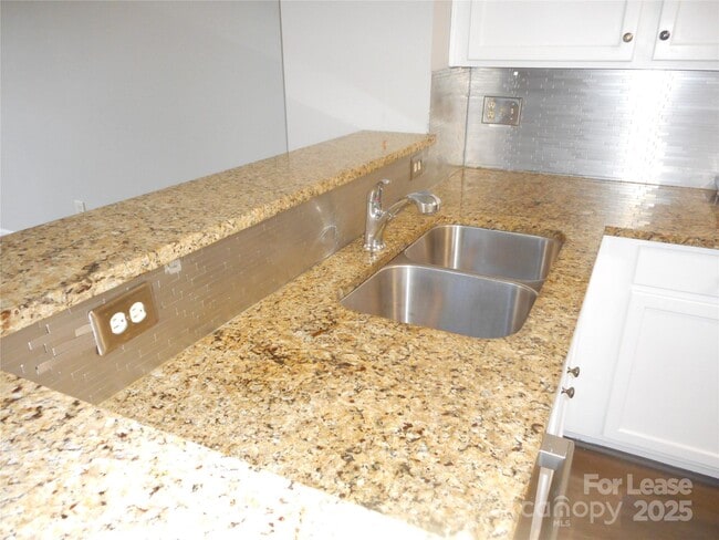 Building Photo - 3804 York Aly