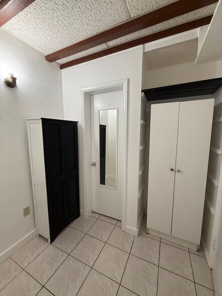 Building Photo - 2426 Scott St