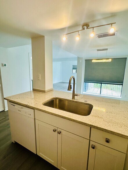 Building Photo - 70 Paddle Boat Ln