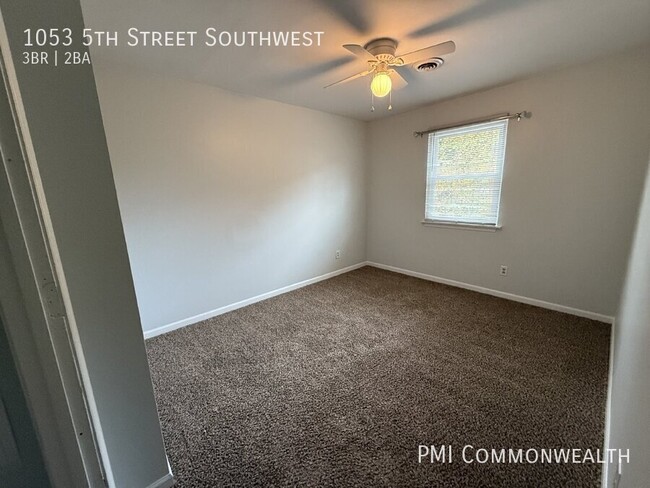 Building Photo - 3 Bed / 1.5 Bath Single Family (Available ...